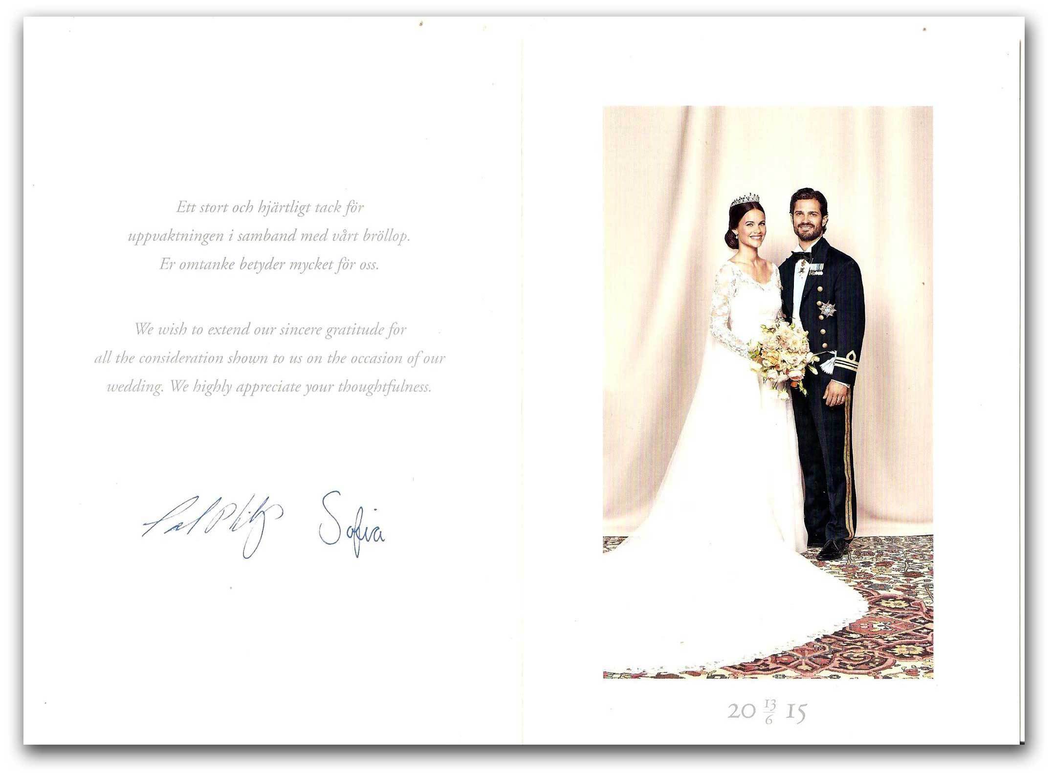 Tårtställningen från prins Carl Philip och prinsessan Sofias bröllop går under klubbanDen ikoniska tårtställningen som användes vid bröllopet mellan Prins Carl Philip och Prinsessan Sofia kommer nu att auktioneras ut – med ett gott syfte. Intäkterna från försäljningen går oavkortat till Barncancerfonden. Vid det kungliga bröllopet fick Sveriges bagare & konditorer det prestigefyllda uppdraget att skapa bröllopstårtan. Uppdraget gick vidare till Svenska Konditorlandslaget, vars medlemmar är prisbelönta från internationella tävlingar som EM, VM och OS. Resultatet blev en elegant och somrig tårta med en oväntad twist – ingrediensen pop rocks, en idé som prinsen själv bidrog med. Tårtan presenterades på en imponerande, cirka en meter hög ställning i polerad aluminium. Konstruktionen bestod av 15 plattformar i en spiralform, med inbyggd belysning som gav en effektfull presentation. Denna unika skapelse, framtagen i samarbete mellan konditorer, prinsparet och designbyrån Logo Grande, är både robust och tidlös – tillverkad i massiv aluminium som varken rostar eller förlorar sin glans. Formen valdes med omsorg. Den spiralformade designen symboliserar kärlekens eviga rörelse och utveckling, något som tilltalade både prinsen och prinsessan. På toppen av ställningen tronade en hertigkrona i karamell när tårtan serverades under bröllopsfirandet. Själva tårtan bestod av 15 individuella delar, alla dekorerade med detaljer i karamell och vackra sockerblommor. Brudparet skar traditionsenligt den första biten inför särskilt inbjudna gäster i Lovisa Ulrikas matsal i Bernadottevåningen på Stockholms slott. Nu får tårtställningen nytt liv genom auktionen hos Bukowskis. Förhoppningen är att den ska fortsätta användas som en vacker serveringspjäs vid framtida tillställningar, samtidigt som den bidrar till något ännu viktigare. Pengarna från auktionen går till Barncancerfonden, som arbetar för att utrota barncancer. Tack vare forskning och stödinsatser överlever idag omkring 80 procent av de drabbade barnen, en enorm förbättring jämfört med situationen på 1970-talet. Organisationen är Sveriges största finansiär av barncancerforskning och är helt beroende av donationer från privatpersoner, företag och organisationer.