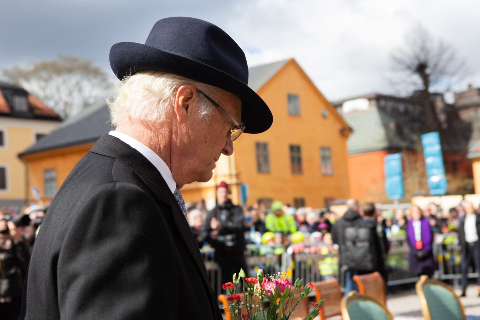 Kungen i kostym och hatt