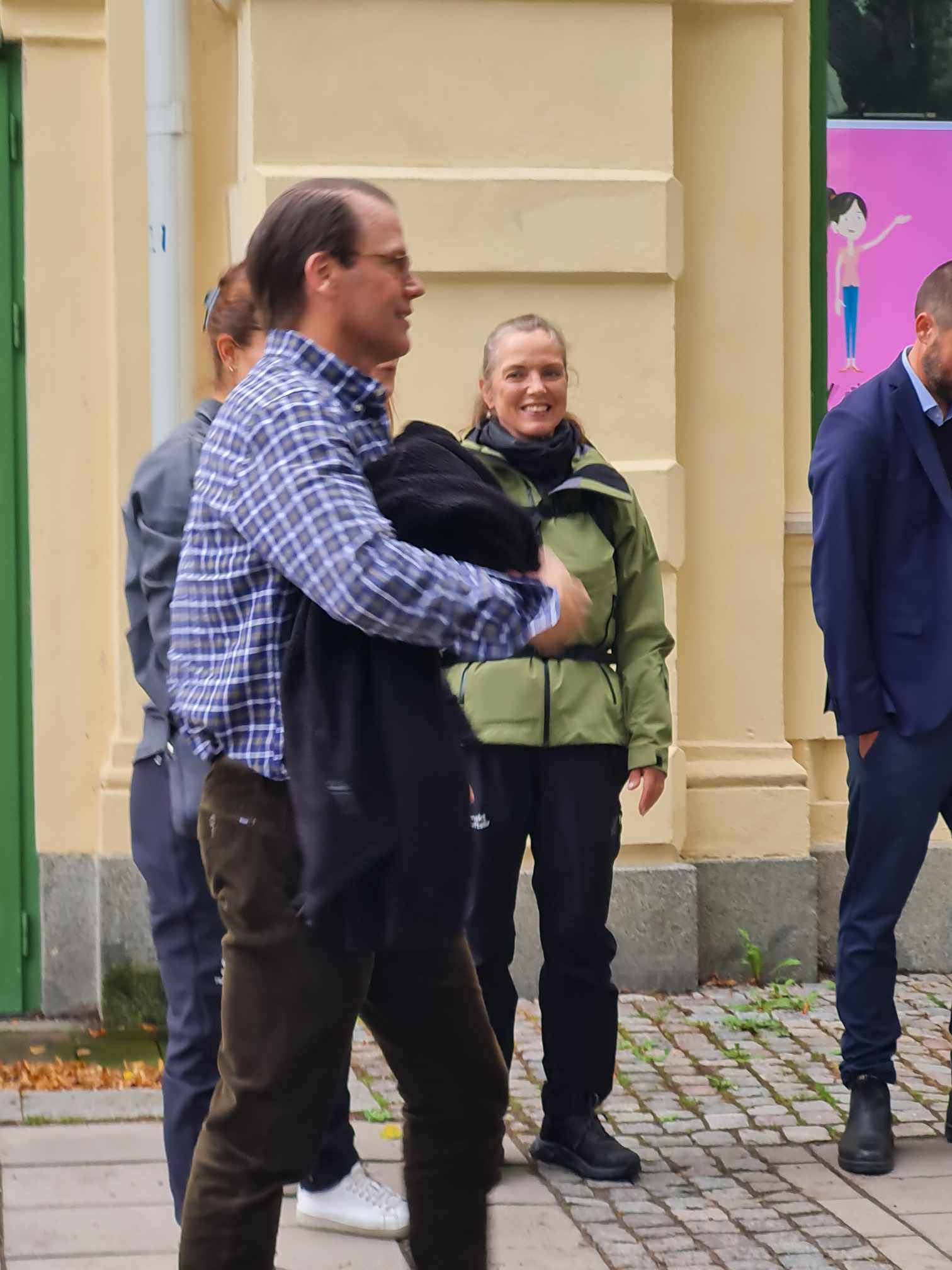 Här ser vi ändå prins Daniel lite mer välklädd än kronprinsessan Victoria.