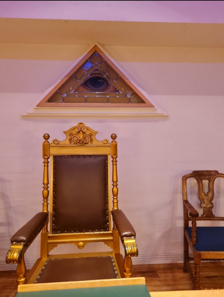 Här sitter presidenten för Odd Fellow och ovan ser vi ögat som ser hela världen och som styr världen.