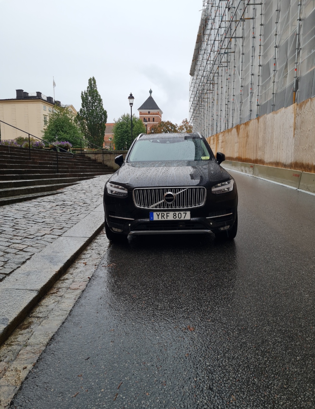 Varför sitter alltid kungafamiljen bak i bilen och inte i fram?