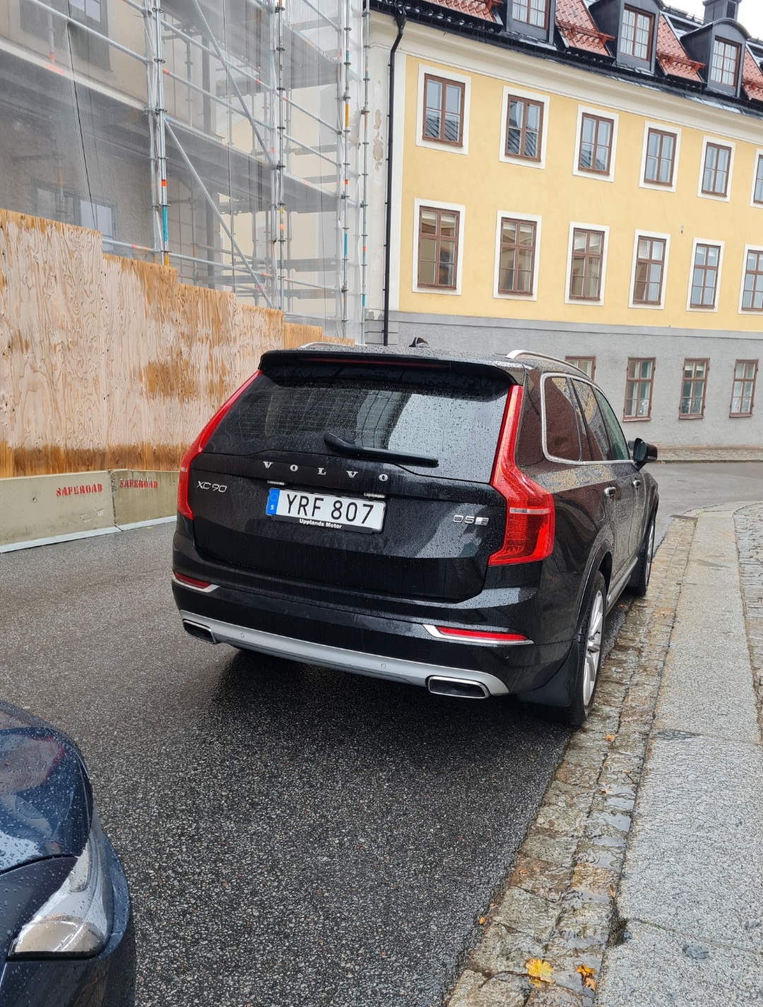 När kungafamiljen reser så är de aldrig ensamma. Därför finns även en större bil så att kungliga hovet får plats. Även säkerhetspoliser dvs SÄPO behöver plats.