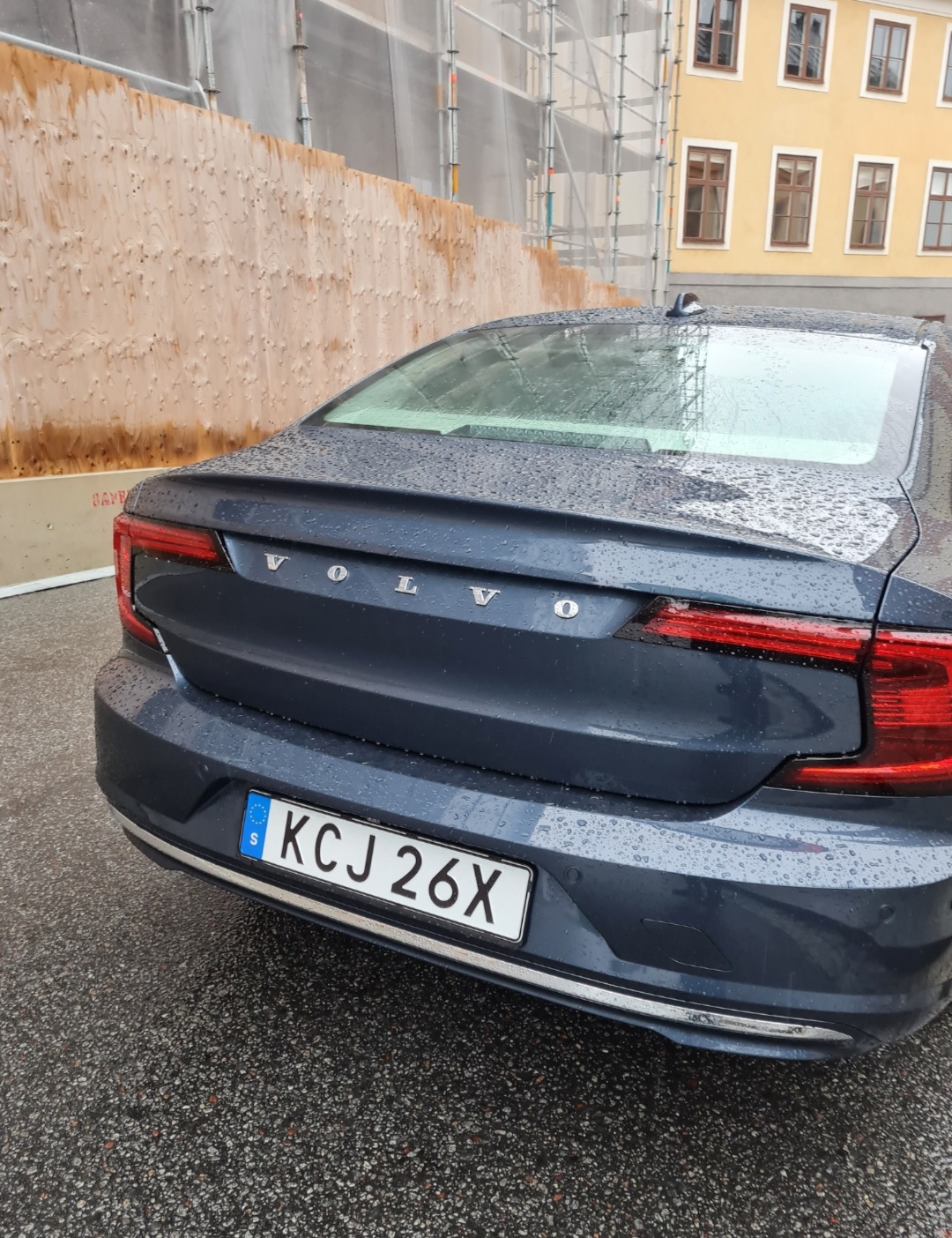 Här ser vi även registreringsskylten för de kungliga bilarna.