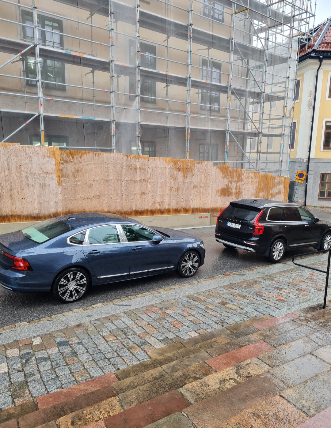 Här ser vi flera kungliga bilar parkerade utanför Uppsala Domkyrka. De får dessutom aldrig böter.