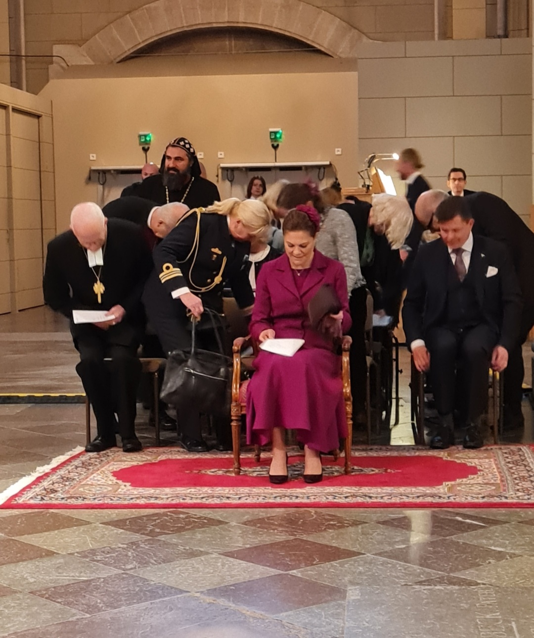 Hur gör kronprinsessan när hon ska köpa nya kläder går hon runt i butikerna eller kommer försäljaren till Haga slott?