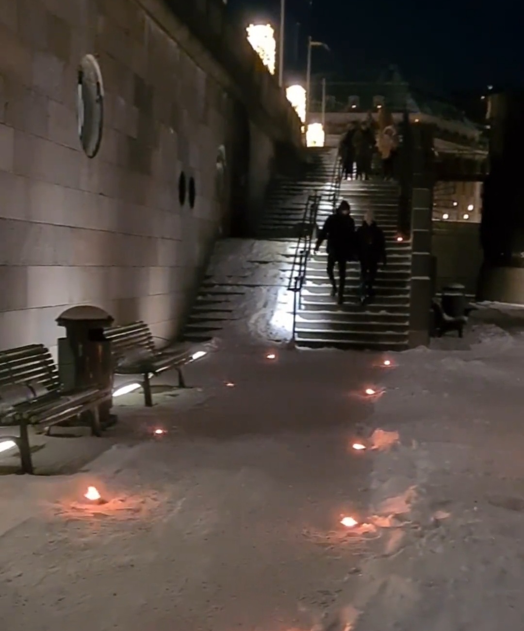 Här går en trappa ned precis framför Stockholm slott. Visste du att det finns hemliga gångar hit där kungligheter kan se dig, men du kan inte se dem?