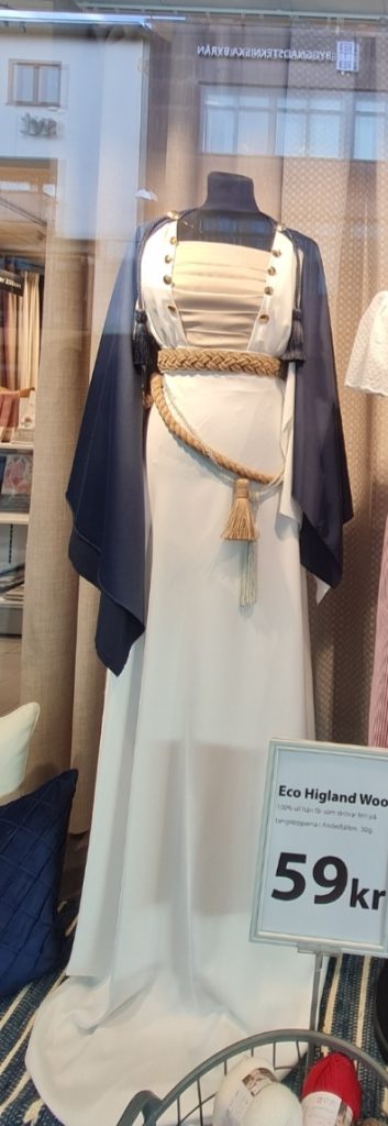 Hur är hovdamer klädda i Engelska kungahuset?