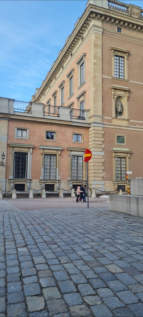 Historik kring borggården på Stockholms slott där kungafamiljen tar emot blommor