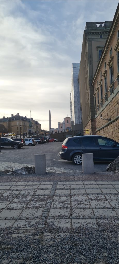 Vilka personer bor på Slottsbacken utanför Stockholm slott?