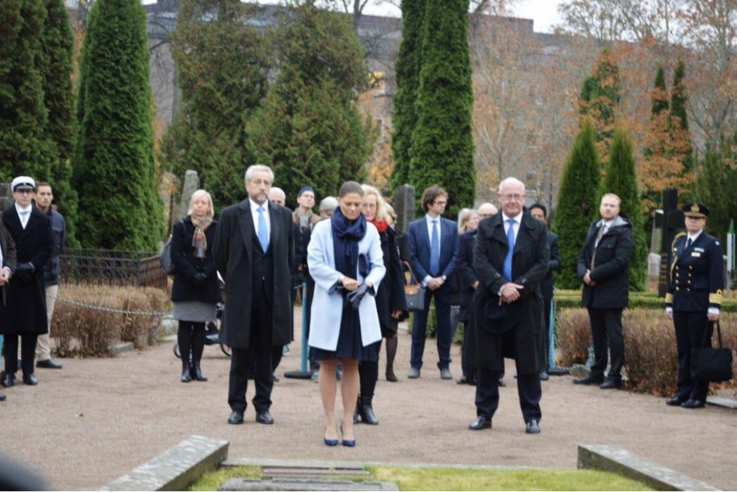 Här ser vi kronprinsessan höggravid med prins Oskar.