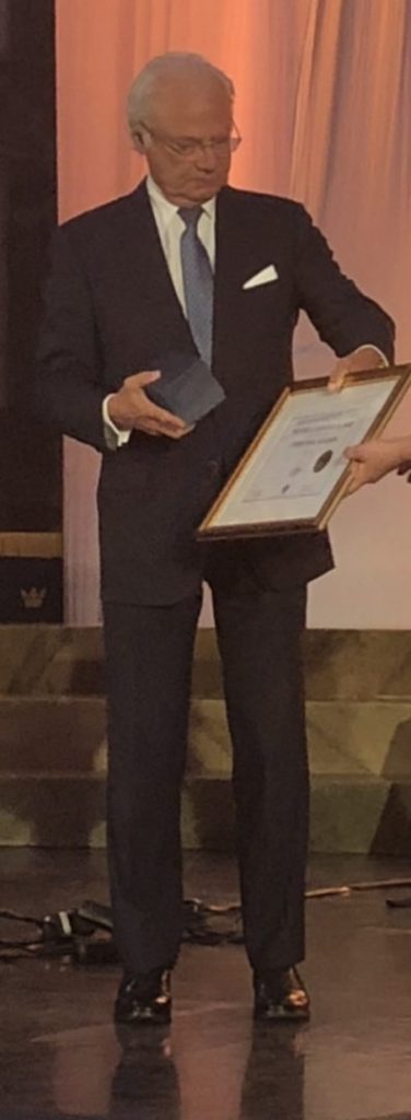 Kung Carl Gustaf delar ut pris