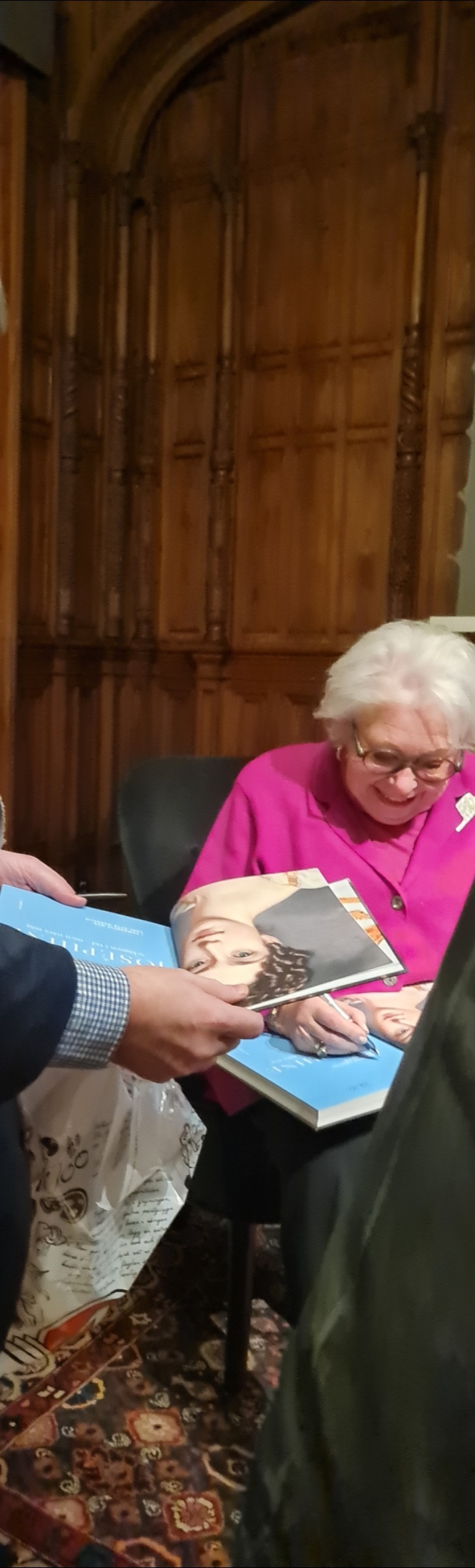 Många köpte prinsessans bok på Stockholms slott. 