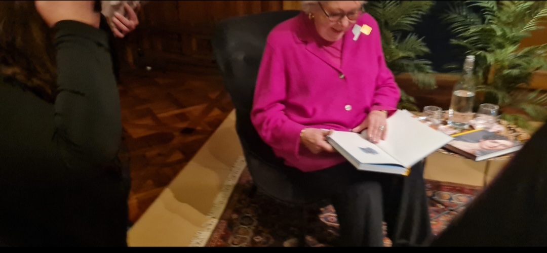 Här börjar prinsessan signera böcker till alla som var med på hennes föreläsning.