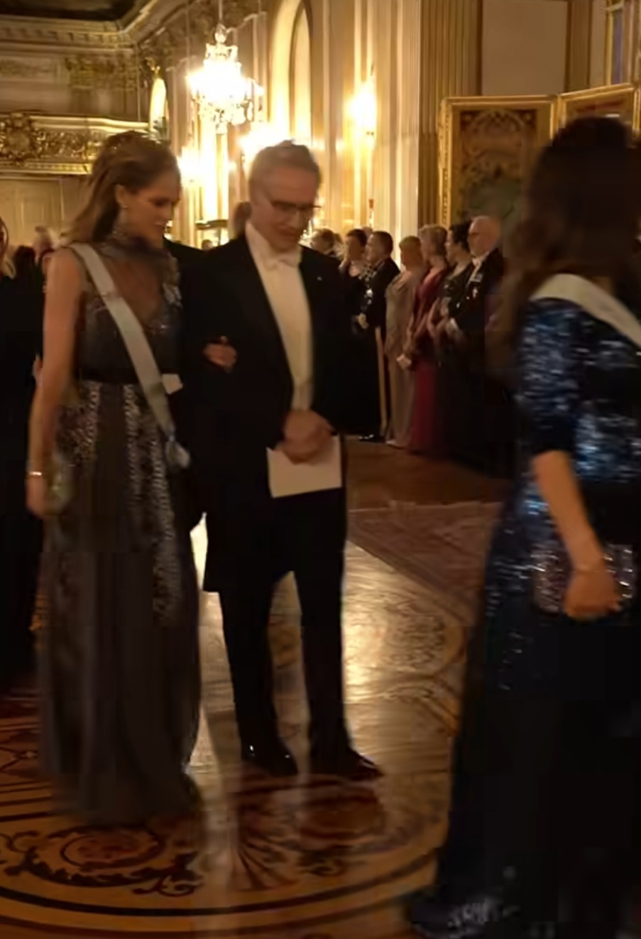 Här ser vi kungafamiljen kliver in för att äta nobelmiddagen.